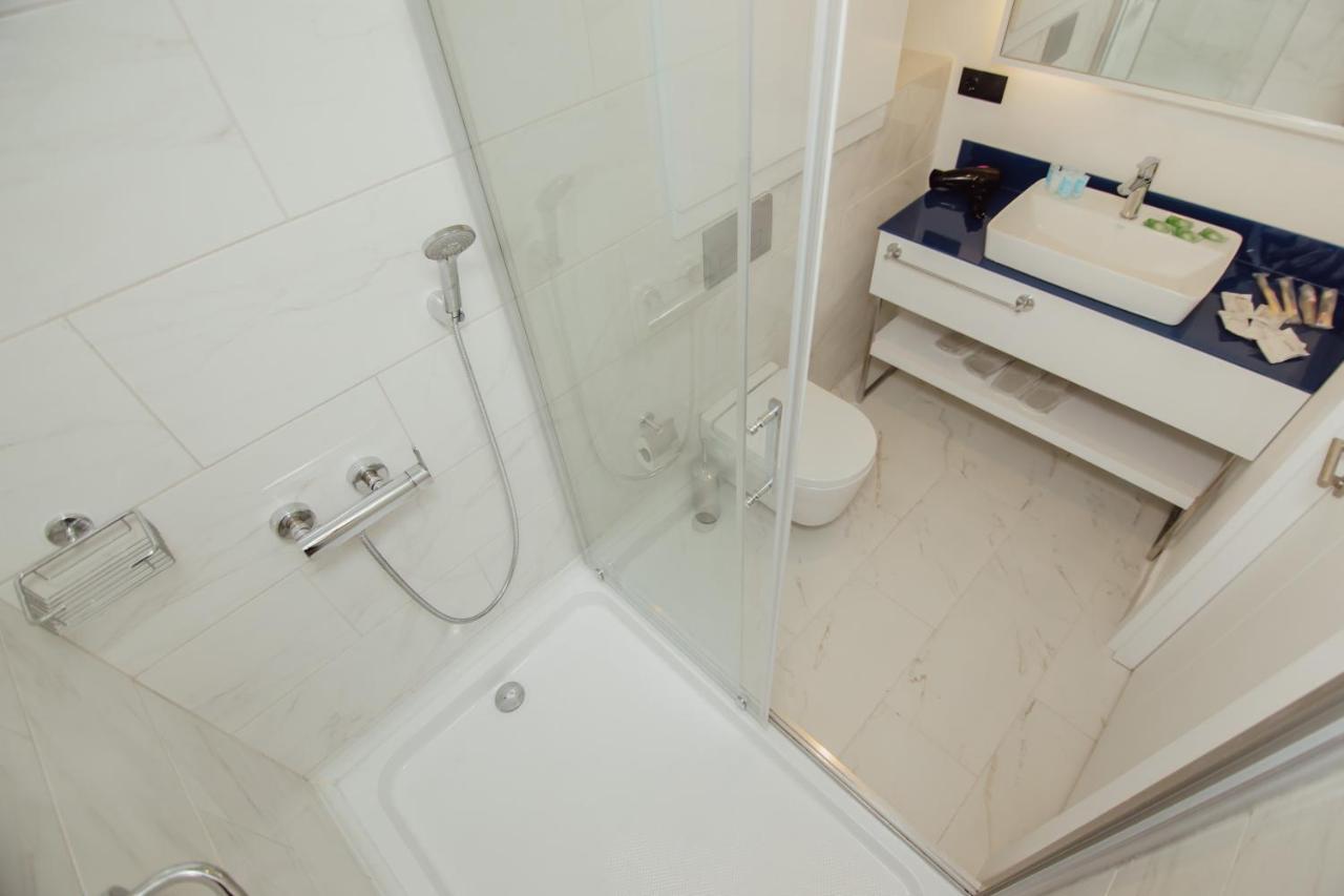 V. Orbi City Apartment Batumi Exterior photo